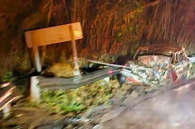 San Pedro- los embiste un camioacuten se les incendia el auto y logran salvarse 