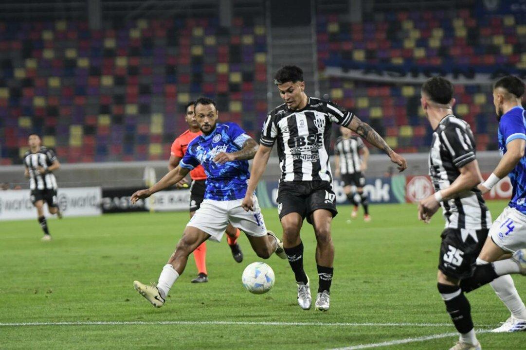 Central Coacuterdoba visita a Cerro Largo de Uruguay en busca de los octavos de final de la Copa Sudamericana