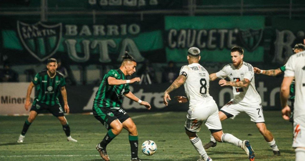 San Martiacuten de San Juan le ganoacute a Riestra por 3-2 y sumoacute tres puntos vitales para la permanencia