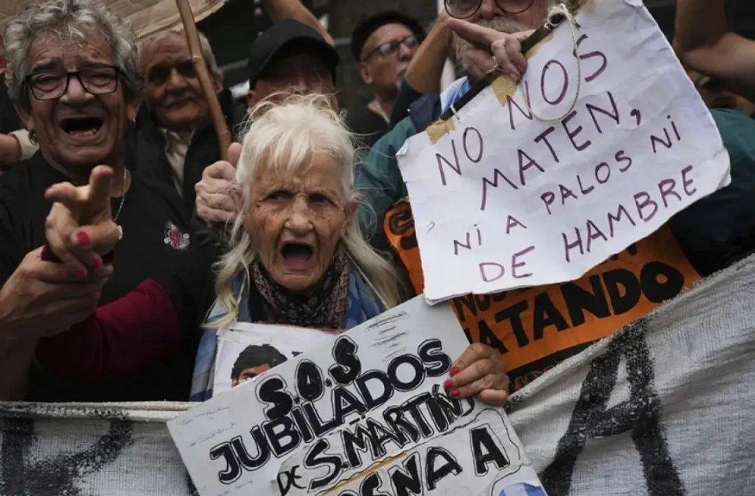 Tensioacuten en el centro- la policiacutea aplicoacute el protocolo antipiquetes y los jubilados marchan a Plaza de Mayo