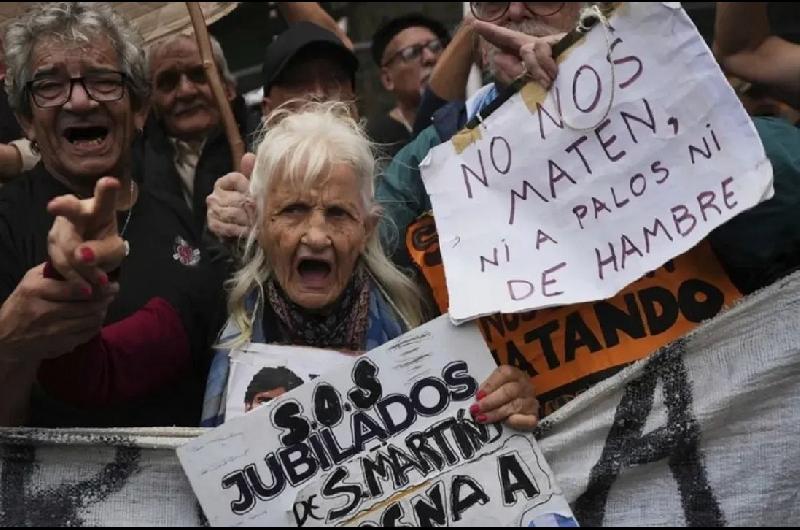 Tensioacuten en el centro- la policiacutea aplicoacute el protocolo antipiquetes y los jubilados marchan a Plaza de Mayo