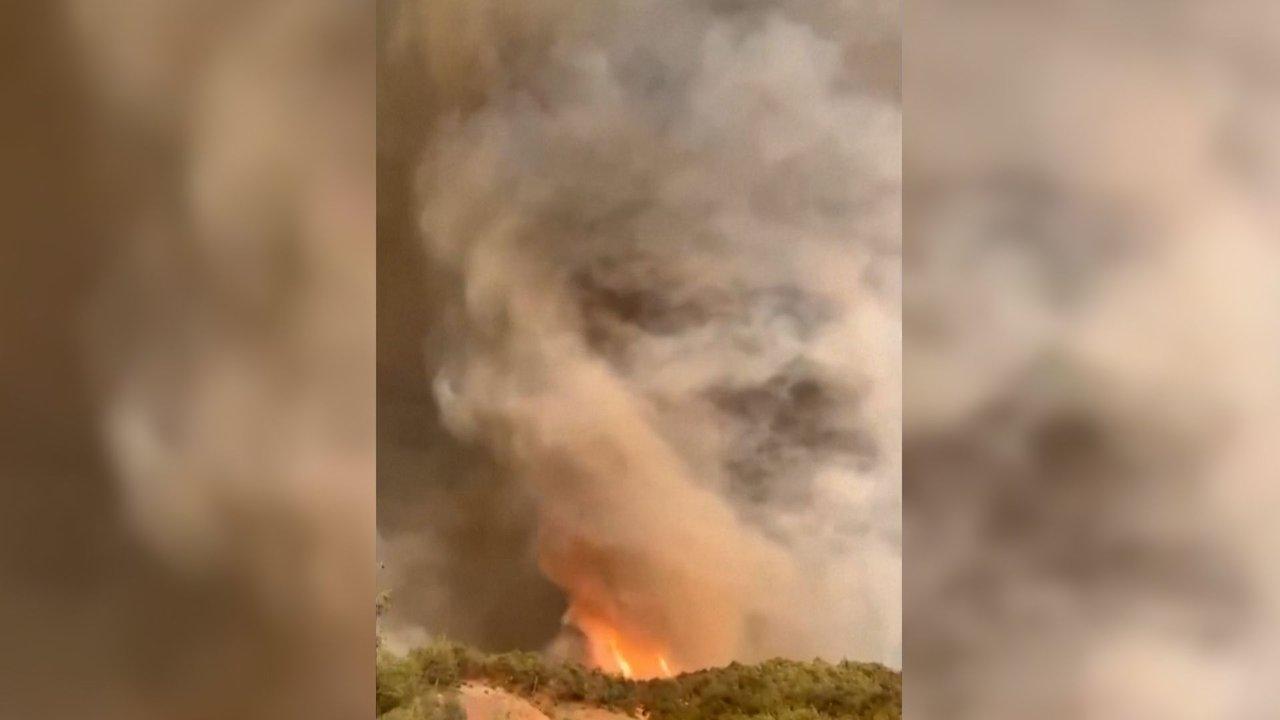 Graban un impresionante tornado de fuego durante los incendios en Turquiacutea