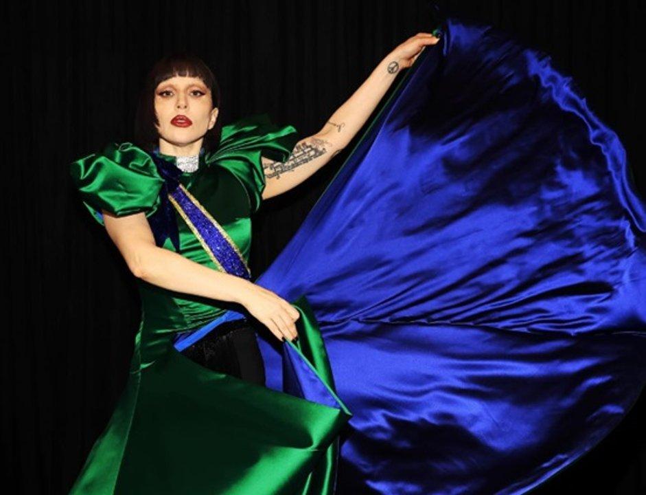 El tenso y viral momento de la caiacuteda de Lady Gaga en pleno show- un custodio la salvoacute