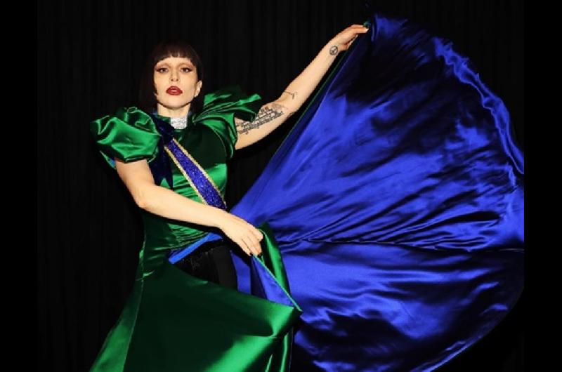 El tenso y viral momento de la caiacuteda de Lady Gaga en pleno show- un custodio la salvoacute