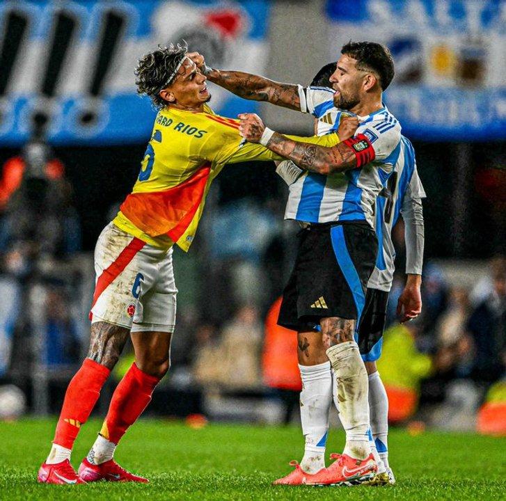 El divertido video entre Riacuteos y Otamendi que se volvioacute viral- ldquoVamos a ver quieacuten es maacutes viejo ahorardquo