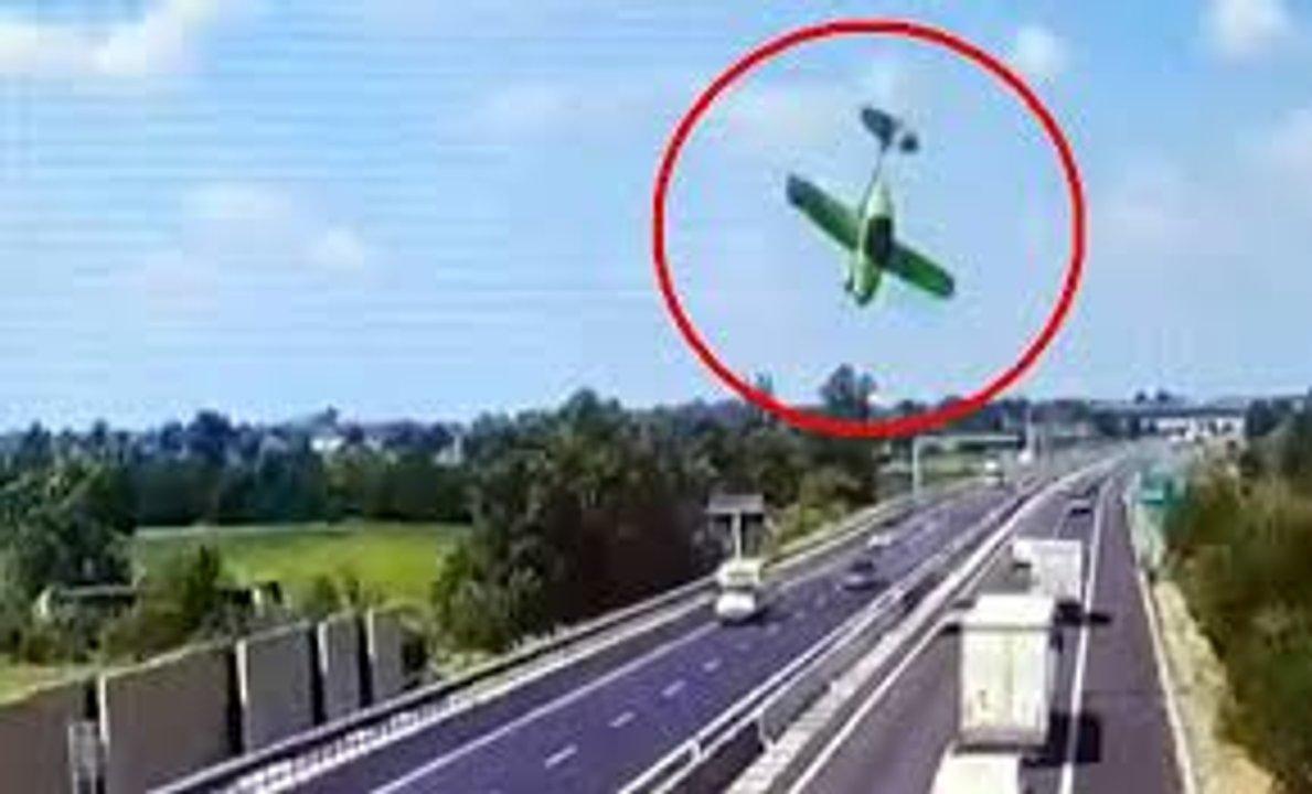 Italia- una avioneta cayoacute sobre una autopista y murieron sus dos ocupantes