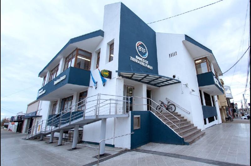 Luis Caputo se frota las manos- bancos del interior desafiacutean al colchoacuten con tasas superiores al 35-en-porciento-