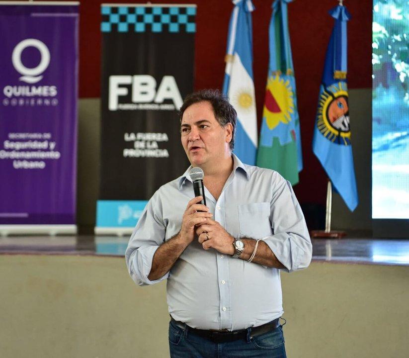 El ministro de Seguridad de Kicillof afirmoacute que los policiacuteas apartados eran una ldquoceacutelula militanterdquo de LLA
