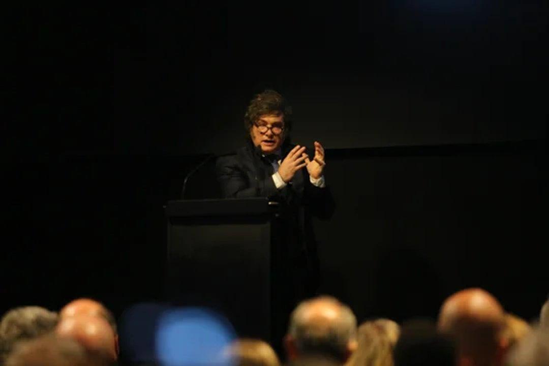 Grave acusacioacuten de Javier Milei contra grupo Clariacuten- El gran operador argentino