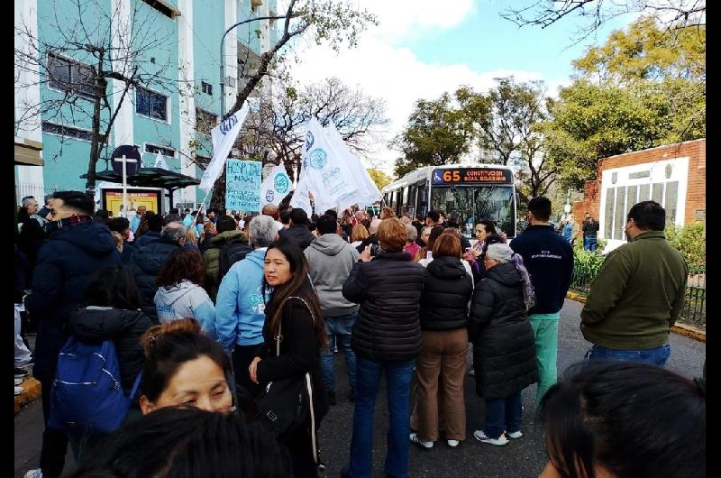 Denuncian que la ldquomotosierrardquo tambieacuten llegoacute al Hospital Naval donde corren riesgo 500 puestos de trabajo