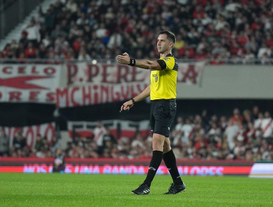 Histoacuterico- por primera vez en el fuacutetbol argentino un aacuterbitro explicoacute puacuteblicamente una decisioacuten del VAR