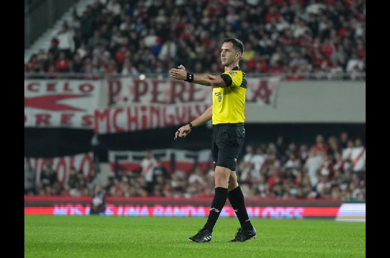 Histoacuterico- por primera vez en el fuacutetbol argentino un aacuterbitro explicoacute puacuteblicamente una decisioacuten del VAR