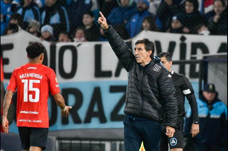 El enigmaacutetico mensaje de Costas contra los aacuterbitros- ldquoSi sos hincha de Racing sabeacutes lo que nos pasardquo