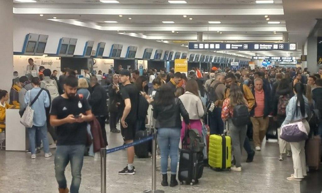 Amenaza de caos aeacutereo para el final de las vacaciones- una low cost va al paro