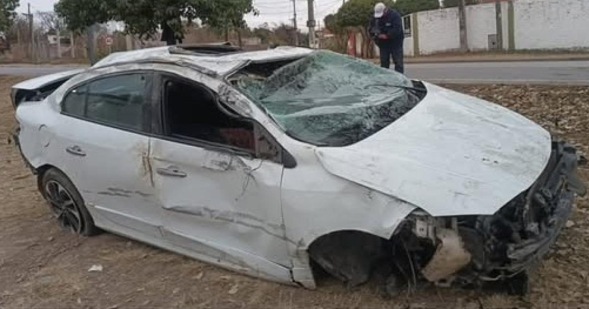 Intentoacute evadir un control policial colisionoacute contra un poste y fallecioacute