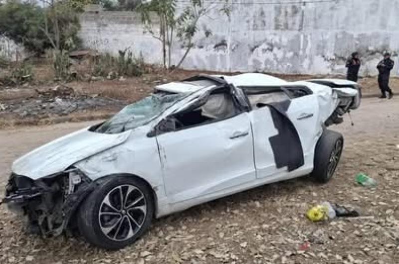 Intentoacute evadir un control policial colisionoacute contra un poste y fallecioacute