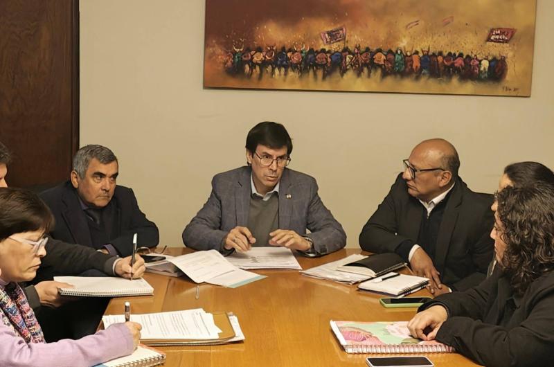 Docencia- ofrecen suba del 15-en-porciento- en el baacutesico y un 10-en-porciento- del FONID