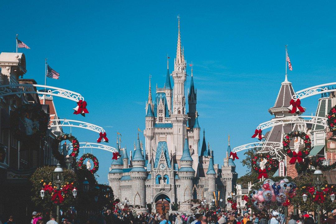 Viajar a Disney sin visa- de cuaacutento seriacutea el ahorro para una familia argentina con el plan de Javier Milei