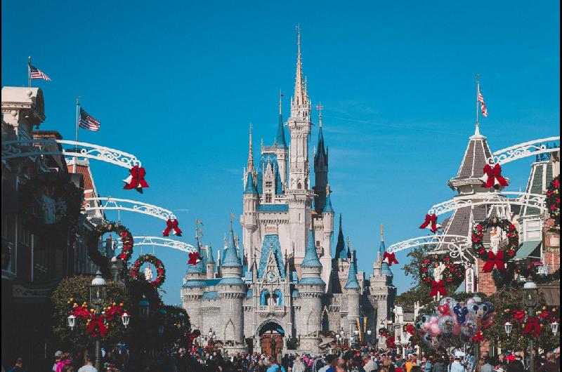 Viajar a Disney sin visa- de cuaacutento seriacutea el ahorro para una familia argentina con el plan de Javier Milei