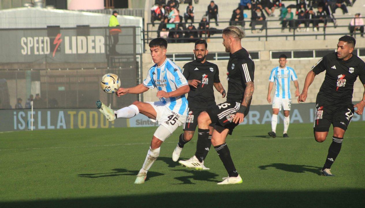 Riestra le ganoacute a Atleacutetico Tucumaacuten con un penal cobrado por el VAR y es escolta de River
