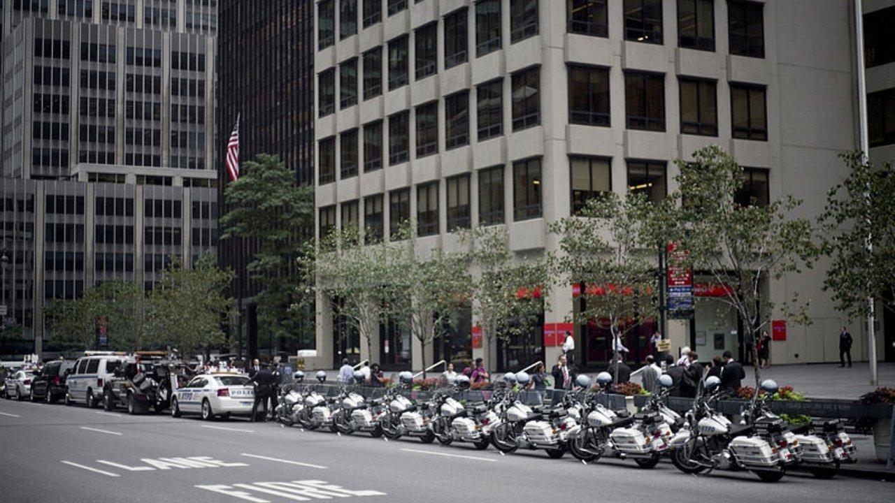 Alerta en Manhattan- balean a un policiacutea de Nueva York dentro de un rascacielos en Park Avenue