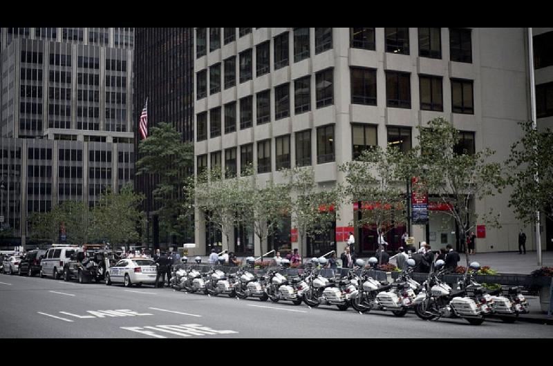Alerta en Manhattan- balean a un policiacutea de Nueva York dentro de un rascacielos en Park Avenue