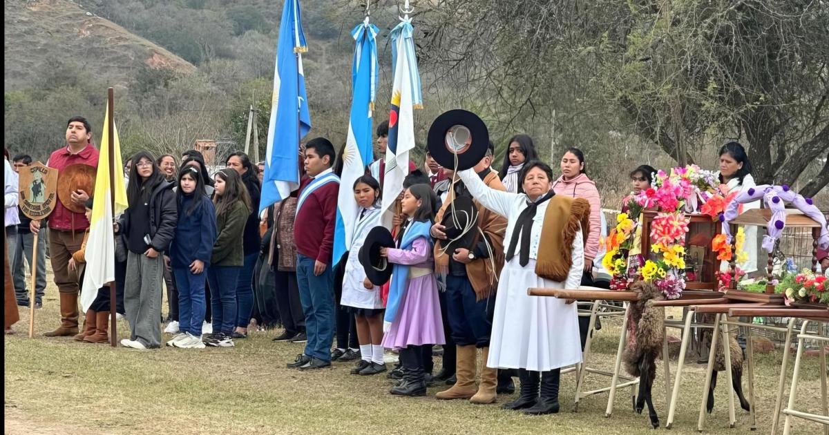 Vecinos y delegaciones escolares participaron de fiesta patronal en Las Escaleras