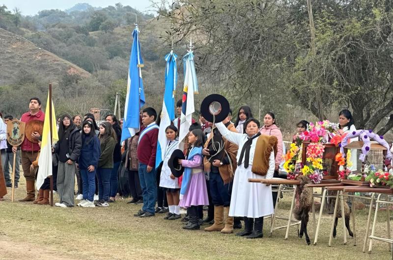Vecinos y delegaciones escolares participaron de fiesta patronal en Las Escaleras