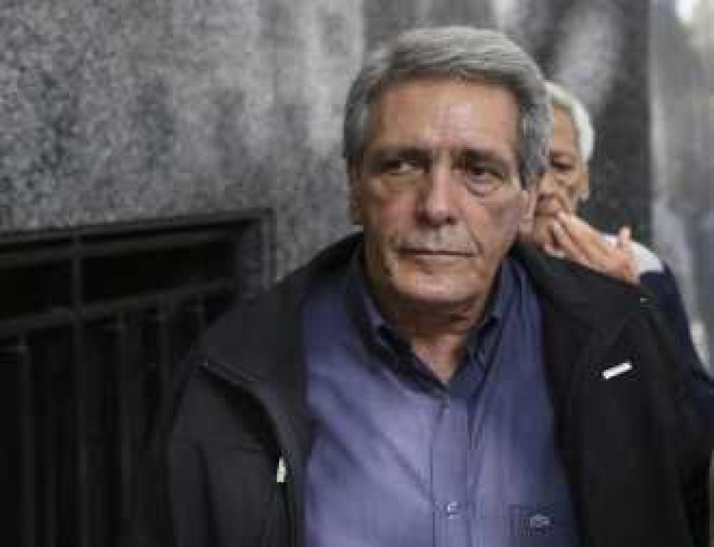 Un jefe de la CGT deberaacute pagar 8 millones tras un bloqueo pero evitaraacute un juicio