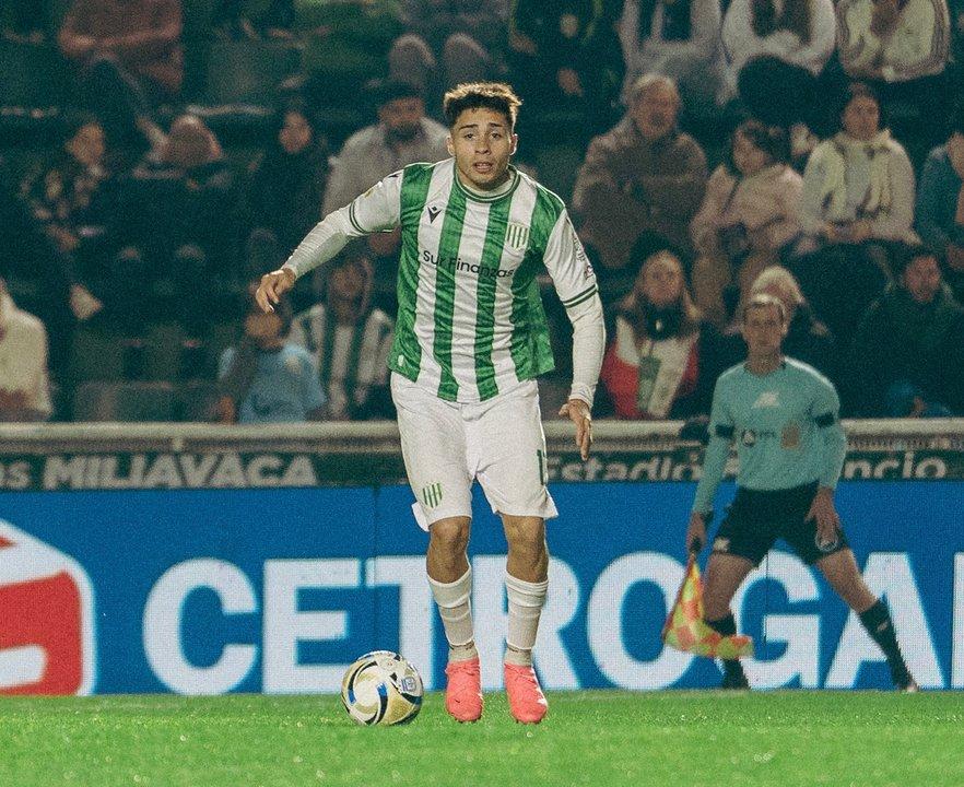 Continuacutea la ldquomaldicioacuten ligamentariardquo en Banfield- Oviedo se lesionoacute y es el undeacutecimo en cuatro antildeos
