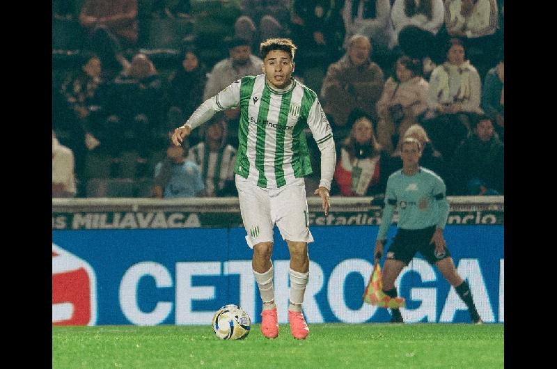 Continuacutea la ldquomaldicioacuten ligamentariardquo en Banfield- Oviedo se lesionoacute y es el undeacutecimo en cuatro antildeos