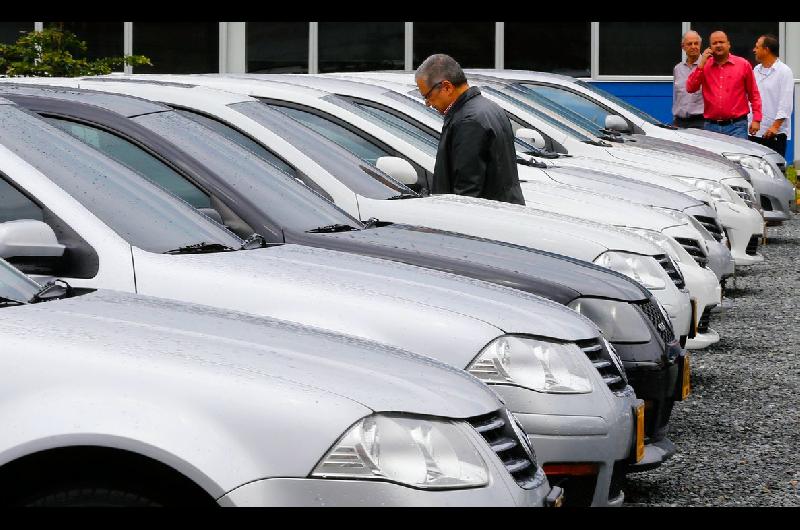 Autos usados- coacutemo hacer la transferencia y cuaacutento cuesta el traacutemite en Argentina