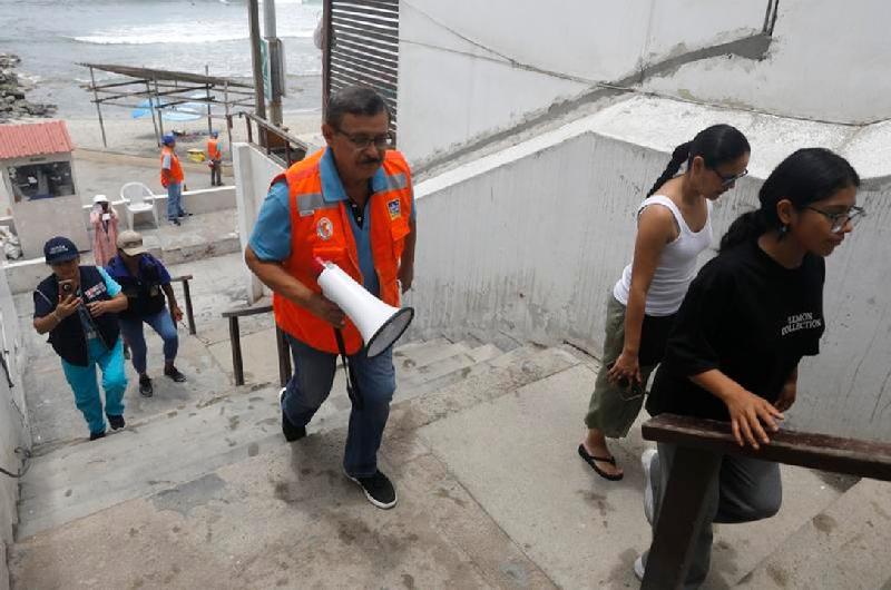 Japoacuten rebaja las alertas de tsunami pero se mantienen las advertencias