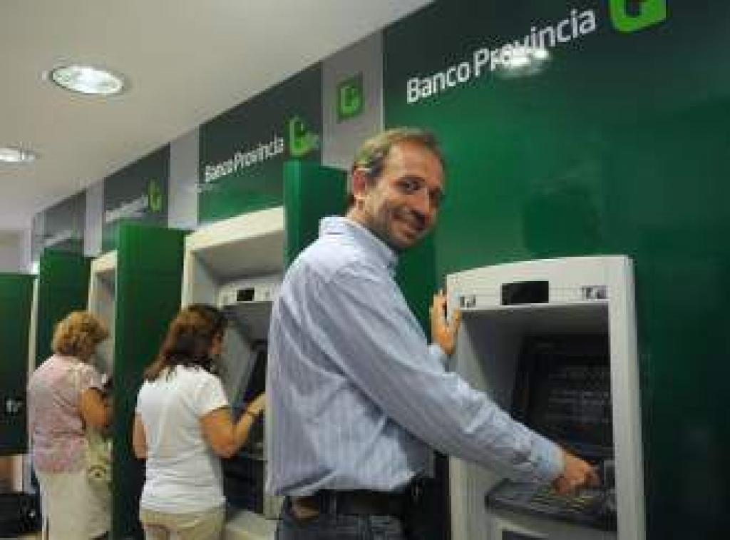 El Gobierno de Javier Milei festeja una mejora del salario pero iquestpor queacute no alcanza ni hasta el 20