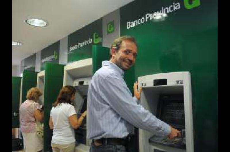 El Gobierno de Javier Milei festeja una mejora del salario pero iquestpor queacute no alcanza ni hasta el 20
