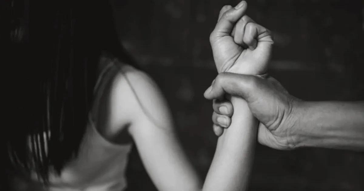 Un hombre atacoacute con un vidrio a su pareja y se llevoacute al pequentildeo hijo de ambos