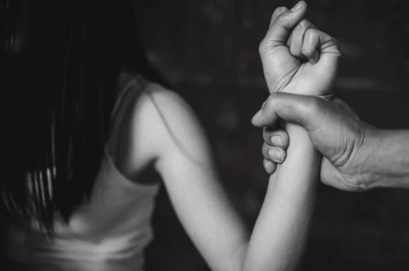 Un hombre atacoacute con un vidrio a su pareja y se llevoacute al pequentildeo hijo de ambos