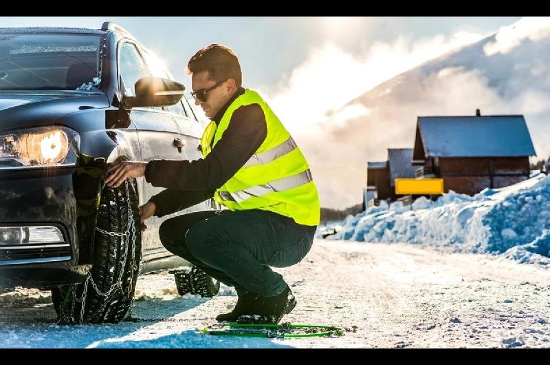 Vacaciones de invierno- claves para manejar seguro en la nieve y coacutemo poner las cadenas al auto