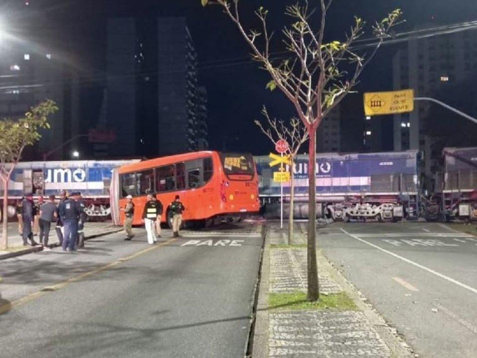 Brasil- un tren partioacute en dos a un oacutemnibus y solo se informoacute de heridos leves