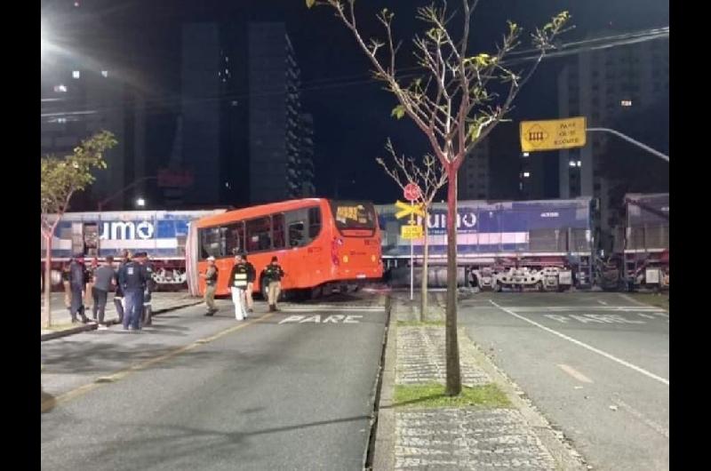 Brasil- un tren partioacute en dos a un oacutemnibus y solo se informoacute de heridos leves