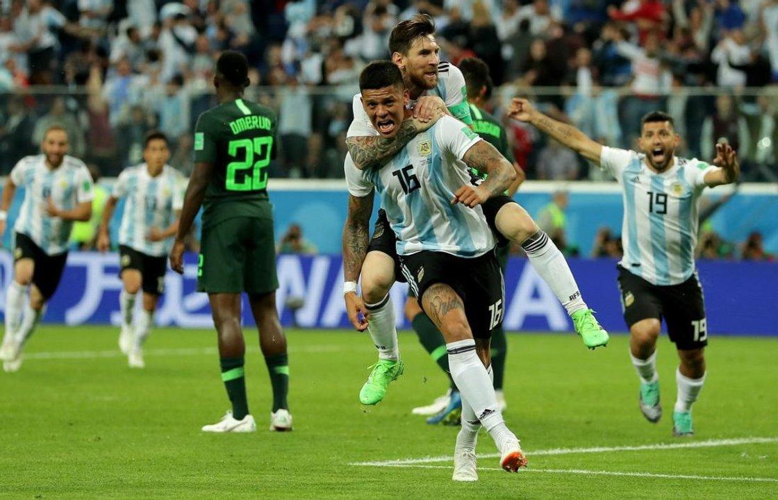 Bomba en el mercado de pases- seguacuten Marcelo Benedetto Racing quiere a Marcos Rojo y lo habriacutea llamado Costas
