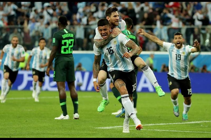 Bomba en el mercado de pases- seguacuten Marcelo Benedetto Racing quiere a Marcos Rojo y lo habriacutea llamado Costas
