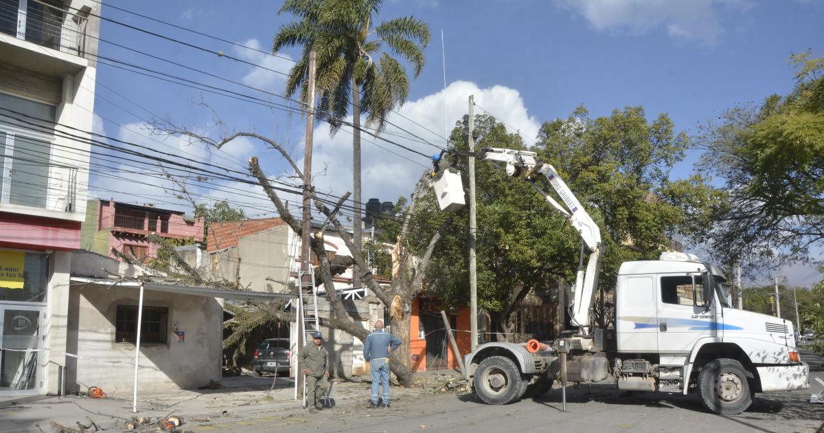 Caiacuteda de postes cortes de luz y voladuras de chapas