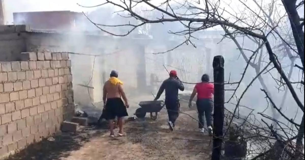 Los vecinos ayudaron a los bomberos y tambieacuten hubo prolongados cortes de luz