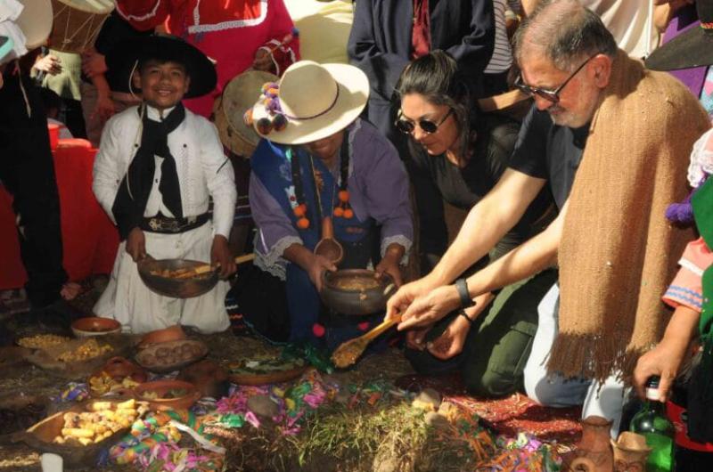 Pese al clima el intendente Rauacutel Jorge participoacute del homenaje a la Pachamama 