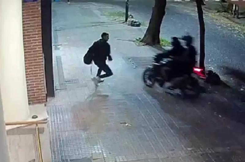 Motochorros asaltaron a un hombre que acababa de cambiar transferencia por efectivo