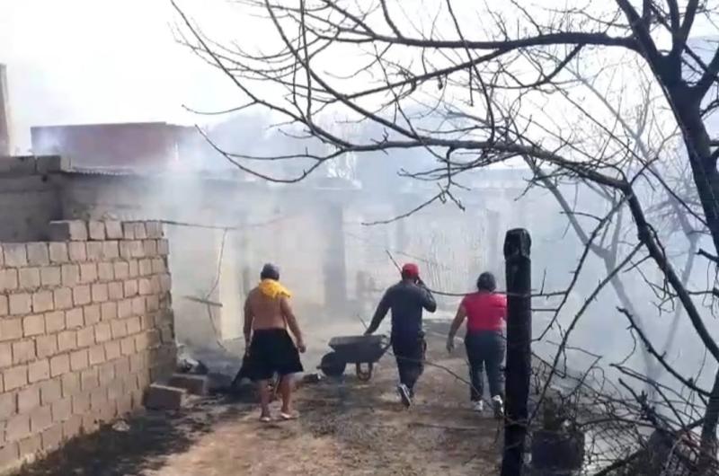 Los vecinos ayudaron a los bomberos y tambieacuten hubo prolongados cortes de luz