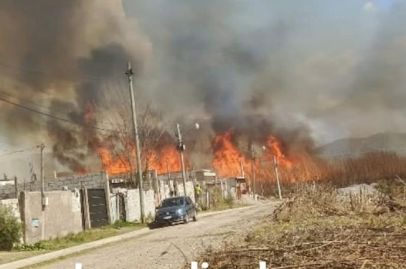 Bomberos y Defensa Civil trabajan en numerosos focos de incendios