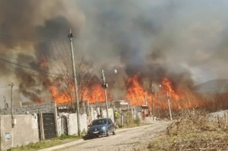 Bomberos y Defensa Civil trabajan en numerosos focos de incendios
