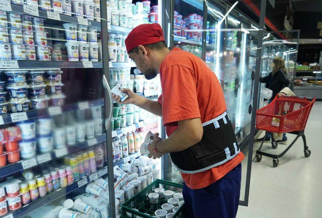 Por la suba del doacutelar las alimenticias empezaron a remarcar y piden subas de hasta el 8-en-porciento-